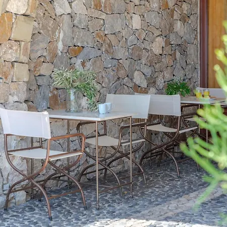 Epavlis & Hotel Kamari (Santorini)