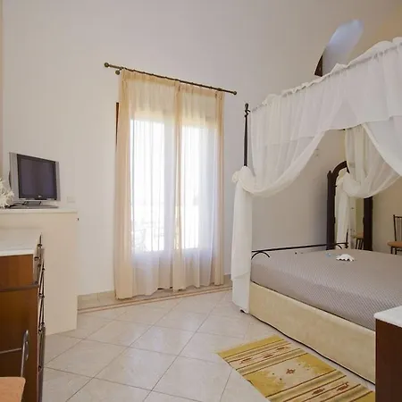Epavlis & Hotel 4*