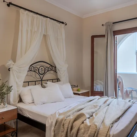 Epavlis & 4* Kamari (Santorini)