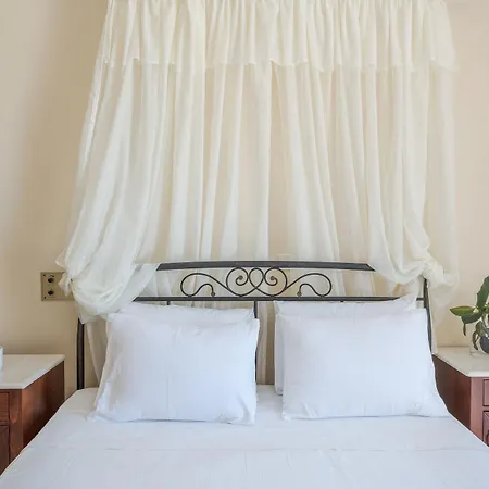 Epavlis & 4* Kamári