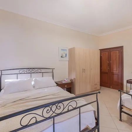 Epavlis & Hotel