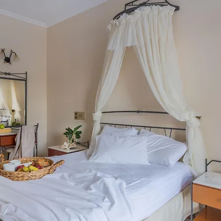 Epavlis & Hotel Kamari (Santorini)