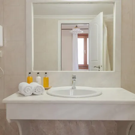 Epavlis & Hotel