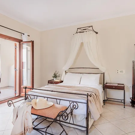 Epavlis & Hotel Kamari (Santorini)