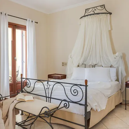 Epavlis & Hotel 4*