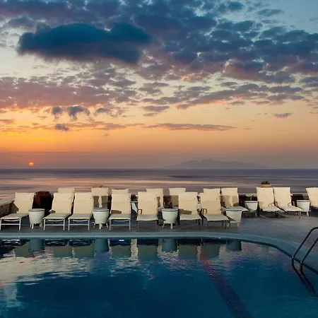 Epavlis & Hotel Kamari (Santorini)