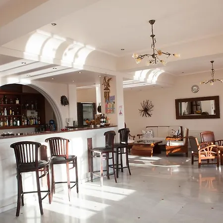 Epavlis & Hotel Kamari (Santorini)