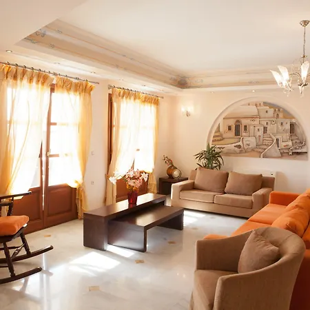 Epavlis & Hotel Kamári