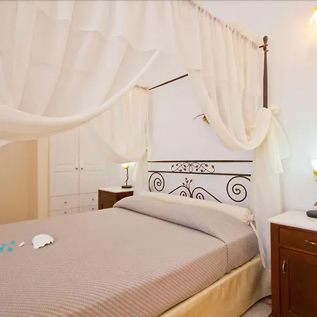 Epavlis & Hotel Kamári