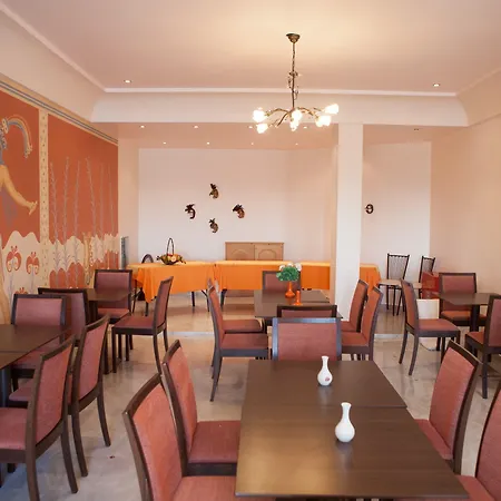 Epavlis & 4* Kamári