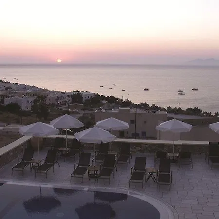 Epavlis & Hotel Kamari (Santorini)