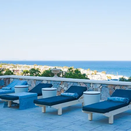 Epavlis & Otel Kamári