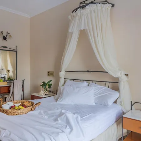 Epavlis & Otel Kamári