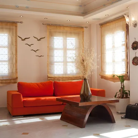 Epavlis & Otel Kamári