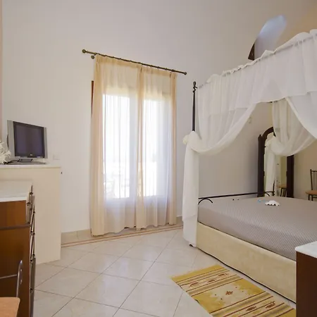 Otel Epavlis & Kamári