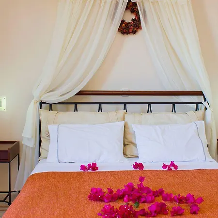 Epavlis & Otel Kamári