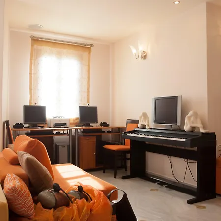 Epavlis & 4* Kamári