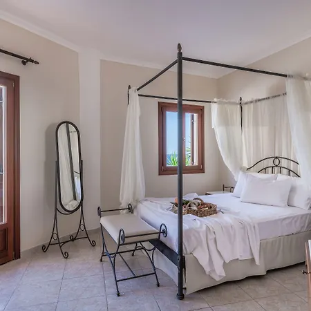 Epavlis & Otel Kamári