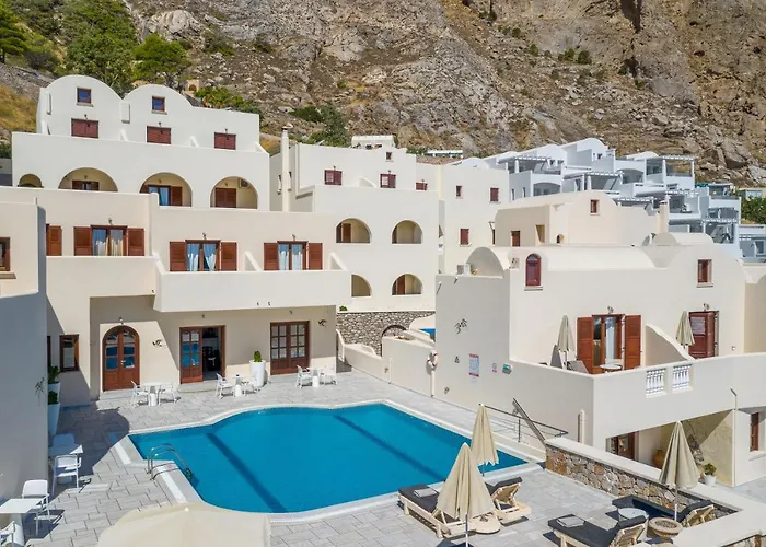 Epavlis & Hotel Kamári