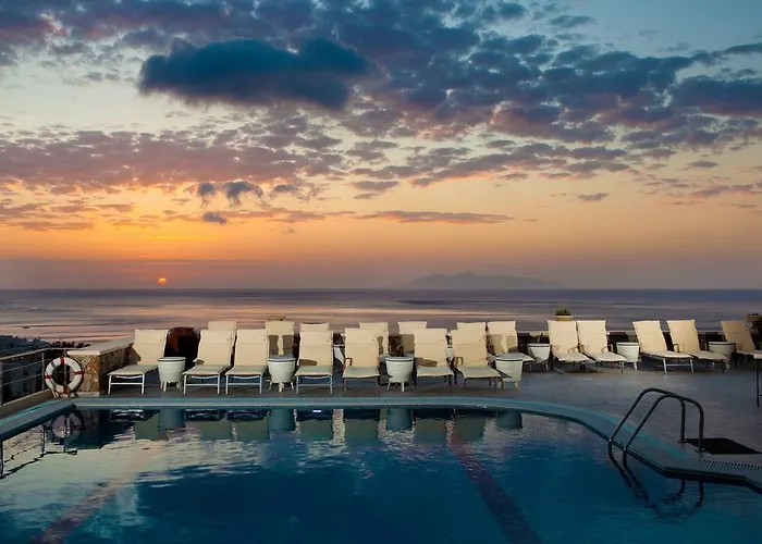 Epavlis & Hotel Kamári